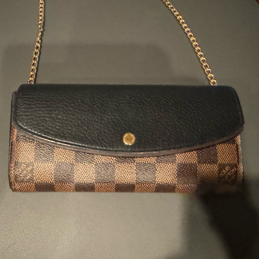 COPY - Authentic LV wallet on a chain